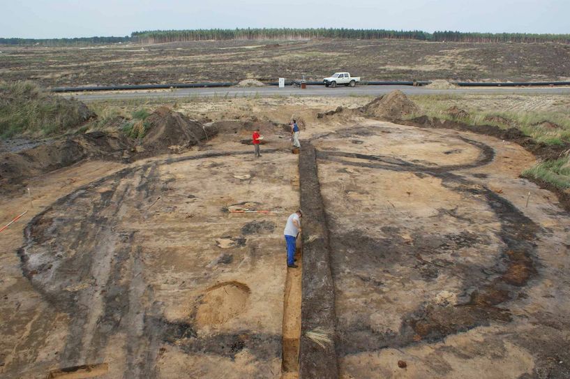 Hier „Holzkohlemeiler“: Seit dem Ende des Mittelalters wurde im Eisenhammer Peitz Raseneisenerz verarbeitet. Die dazu nötige Holzkohle erforderte Hunderte von Holzkohlemeilern. Im Tagebauvorfeld werden deren Spuren ausgegraben. Foto: BLDAM