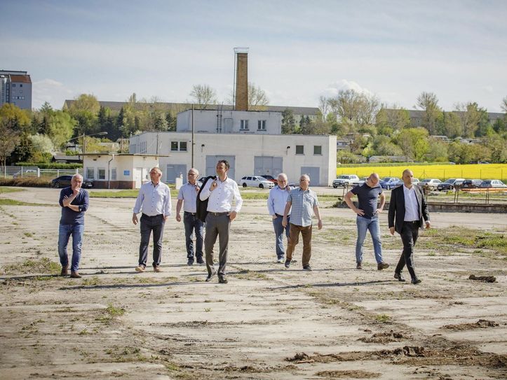 Die Mitglieder des Aufsichtsrates der Stadtwerke Riesa und Geschäftsführer besichtigen das Gelände der neuen Photovoltaikanlage an der Rostocker Straße. Foto: SWR