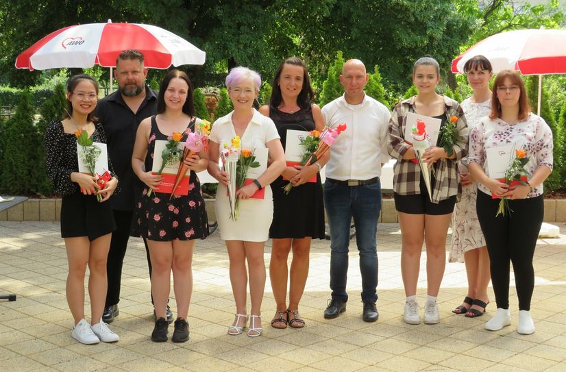 Das sind die neuen Auszubildenden und Mitarbeiter bei der AWO-Lausitz. Über den Zuwachs freuen sich auch Pflegedienstleiter Torsten Bessert (2.v.l.), AWO-Geschäftsführer Marcus Beier (4.v.r.) und Pflegemanagerin Kora Rottgardt (2.v.r.).