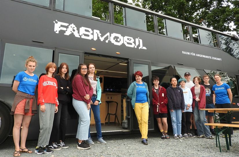 Camp-Teilnehmende vor dem »Fabmobil« in Pirna-Liebethal. In der Mitte: Projektleiterin von »Six Days for Future« Claudia Holbe.