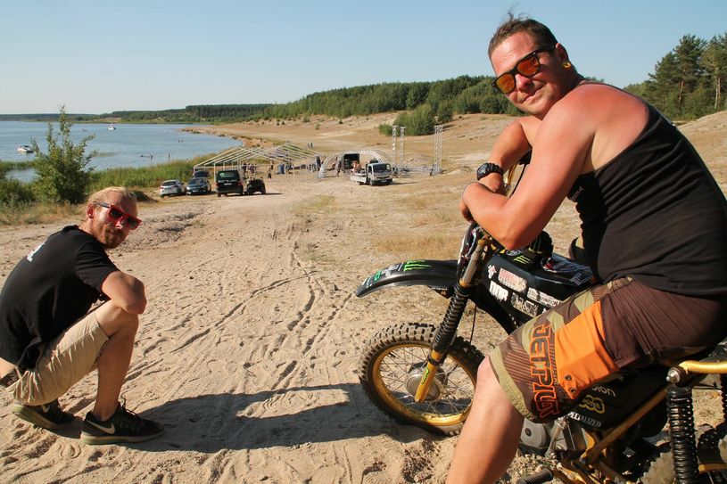 Sommer, Sonne, Wasser und ein verrücktes Event: Am Wochenende dürften Schaulustige am Geierswalder See bei »Steil ist geil« auf ihre Kosten kommen. Warum? Das erklären Tobias Kempe (Renn-Sprecher, re.) und Hauptveranstalter Andreas Reiche (li.) in unserem Artikel.