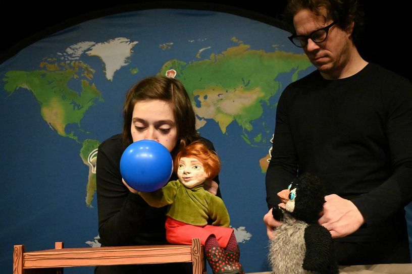 Josephine Egri und Hauke Grewe in der Piccolo-Aufführung "Mit Pinguin auf Reisen". Foto: Helbig
