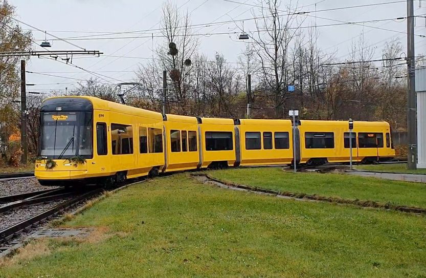 Rollt. Der erste neue Stadtbahnwagen auf Probefahrt im Gorbitzer Betriebshof der DVB.