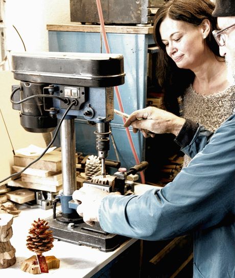 Die Weihnachtsleidenschaft von Lydia Förster führte letztlich dazu, dass jetzt in Oppach Räucherzapfen produziert werden. Foto: PR