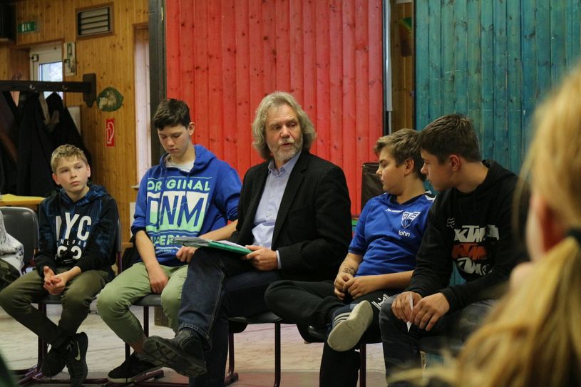 Bürgermeister Werner Suchner stellte sich zum Abschluss der Kennenlernwoche der Klasse 7b der Grund- und Oberschule Calau den Fragen der Schüler. Foto: Stadt Calau