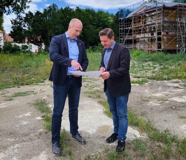 Bürgermeister Mirko Buhr und Bundestagsabgeordneter Hannes Walter in Lauchhammer