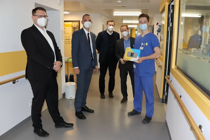 Kurz vor Weihnachten brachte Landrat Ralf Hänsel (2.v.l.) zwei der 50 Radios auf die Stationen 1b und 2a der Elblandklinik Radebeul. Foto: LRA Meißen