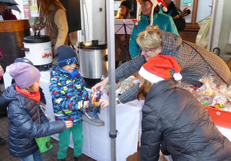 Mehr als 100 Kinder kamen vor die Riesa-Information und ließen sich vom WIR e.V. ihren Nikolausstiefel füllen. Damit war die Stadtwette 2018 gewonnen! Foto: Farrar