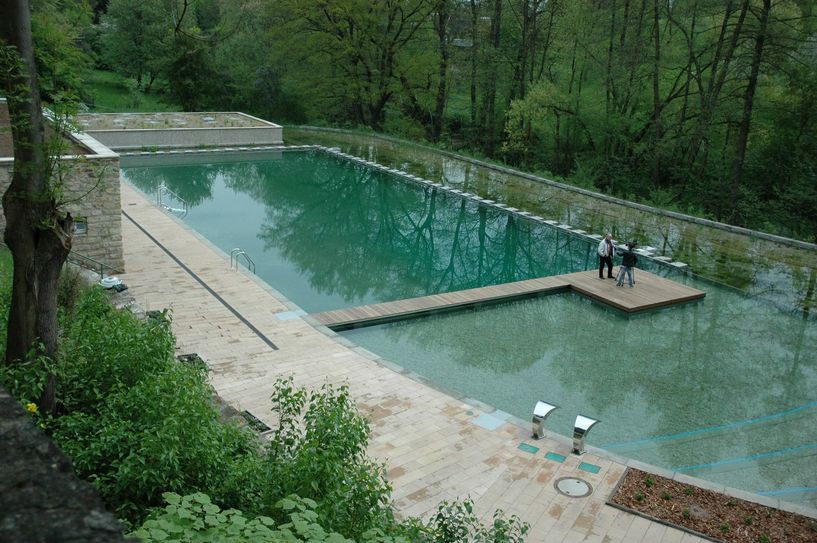 Das Bad besteht aus zwei Bereichen: Dem großen Badebecken und einem Pflanzenbreich, wo Bakterien (Amöben) dafür sorgen, dass das Wasser sauber bleibt.