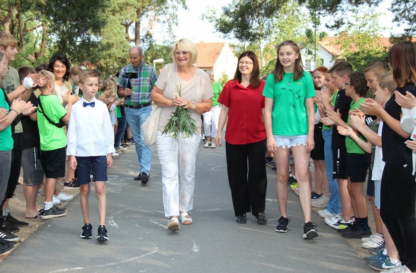 Standesgemäßer Abschied: 300 Schülerinnen und Schüler begleiteten Christina Freudenberg-Klaus in den Ruhestand. Ein Chor adaptierte für ihre »Schul-Kanzlerin« Nina Hagens »Farbfilm« und eine Straße auf dem Schulgelände trägt jetzt den Namen der beliebten Rektorin.