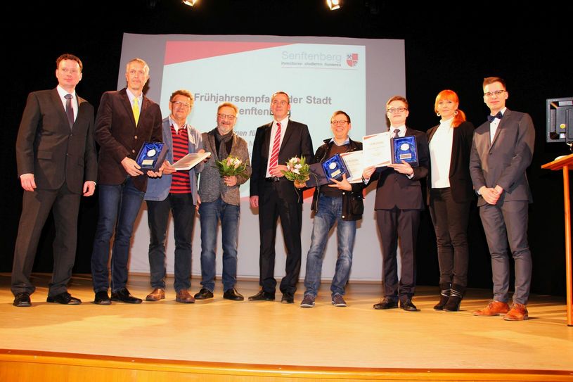 Die Geehrten während des Frühjahrsempfanges der Stadt Senftenberg zusammen mit Bürgermeister Andreas Fredrich (Mitte) und ihren Laudatoren Dan Hoffmann (li.), Franziska Golk (2.vo.re.) und Nico Wildemann (re.): Der Ehrenpreis des Jahres 2016 ging an Kacper Naturski (3.vo.re.) aus Senftenberg. Die Ehrung für das Unternehmen des Jahres 2016 nahm Tilo Schenker (4.vo.re.) für die Getränke Schenker Fachgrosshandelsgesellschaft mbH Senftenberg entgegen. Verein des Jahres 2016 wurde der Videofilmer Senftenberg e.V.. Die Ehrung nahmen die Vorstandsmitglieder Jürgen Haase (2.vo.li.), Michael Frank (4.vo.li.) und Wolfgang John (3.vo.li.) entgegen. Foto: sts