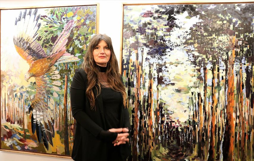 Stephanie Mai vor einigen ihrer großformatigen Arbeiten in der Ausstellung.