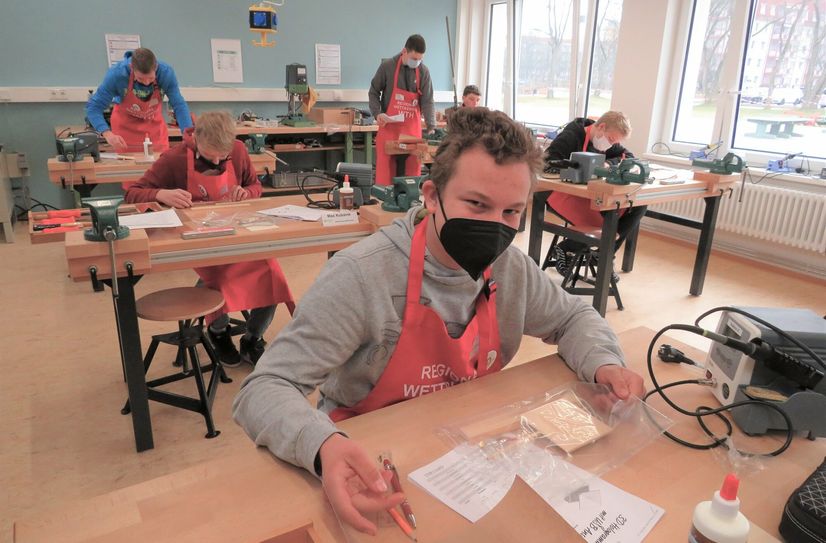 Daniel Landmann (vorn) ist der erste PL-Schüler der am WTH-Wettbewerb teilgenommen hat.