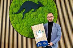 Alexander Hesse präsentiert eine der Sonderbriefmarken.