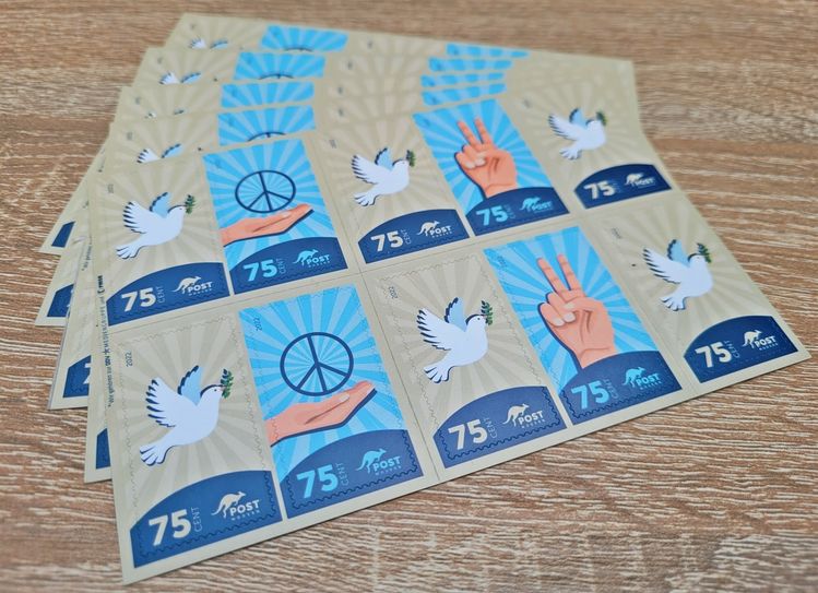 Sonderbriefmarkenbogen mit Friedenssymbolen.
