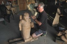 Christian Barthold arbeitet an seiner Figur.