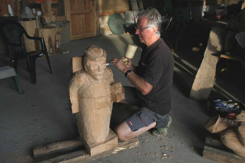 Christian Barthold arbeitet an seiner Figur.
