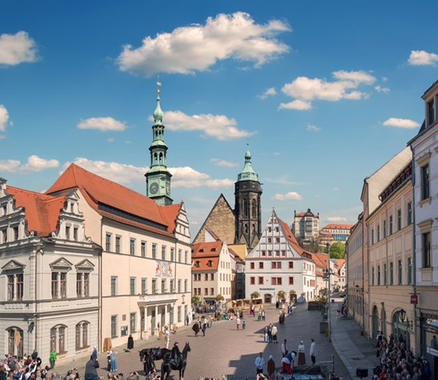 Menschen von heute verharren genau in der Position auf dem Pirnaer Marktplatz, wie es Canaletto aufs Bild gebannt hatte. Foto: PR