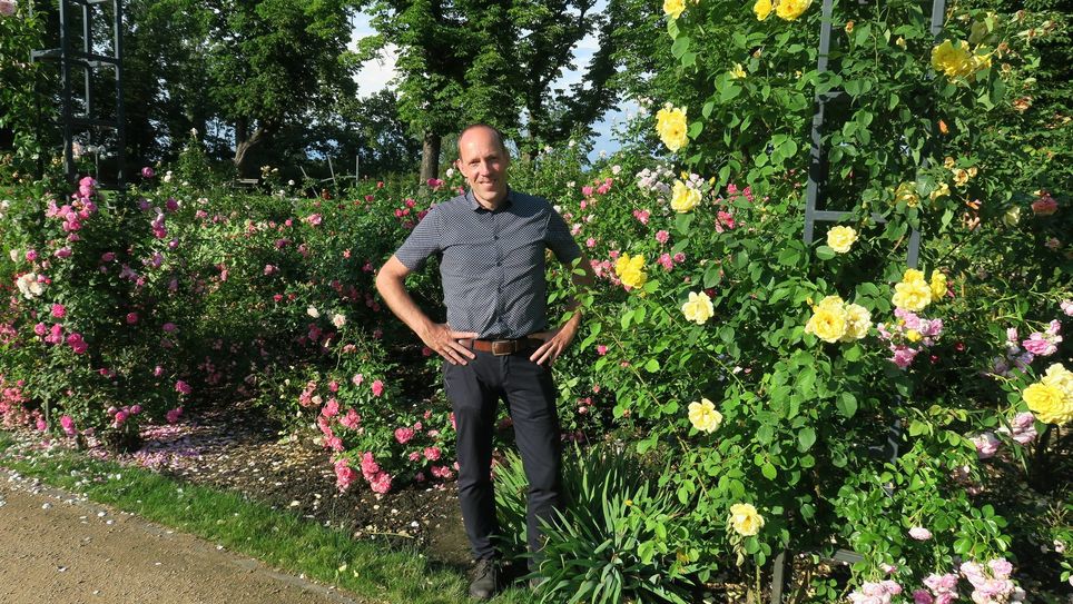Stefan Palm ist Parkmanager im Ostdeutschen Rosengarten.
