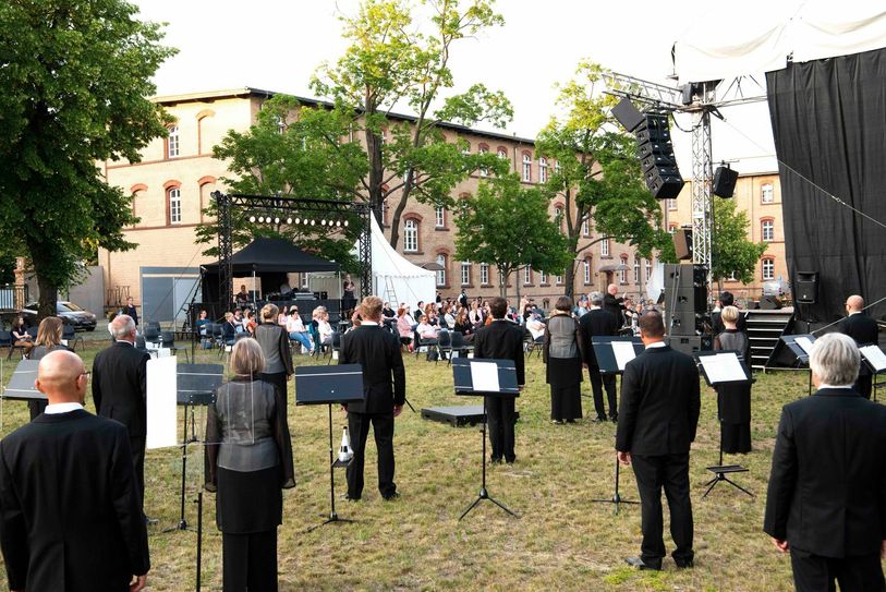 Der Opernchor des Staatstheaters Cottbus unter Leitung von Christian Möbius  setzte mit dem Steuermann-Lied aus Wagners „Der fliegende Holländer“ den glanzvollen Schlusspunkt beim diesjährigen Sommertheater. Foto: Staatstheater