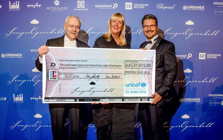 Scheckübergabe mit Rainer Naseband (Schatzmeister SOB), Hardy Krüger jr. (Schauspieler und UNICEF-Pate), Claudia Graus (Vorstand UNICEF Dtl.) / Foto: PR / UNICEF-Arbeitsgruppe Dresden
