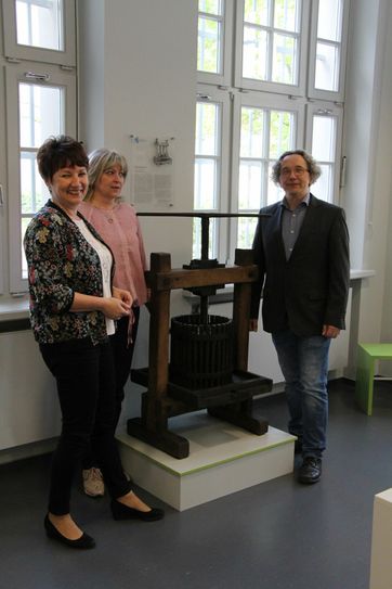 V.l.: Heike Thiele (Tourismus-Chefin von Radebeul), Sylvia Leipnitz (Werbeservice Sylvia Leipnitz) und Thomas Andert (Weinbaumuseums Hoflößnitz) an der Weinpresse.                                           Foto: Lindackers