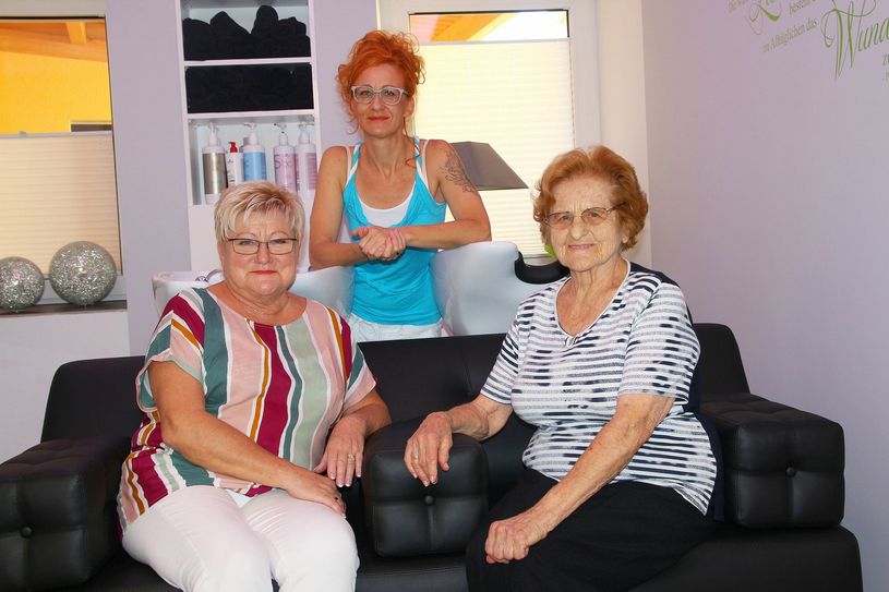 Brigitte Holzke, Grit Beier und Elly Weber (v.l.) im Salon an der Poppitzer Straße 12.