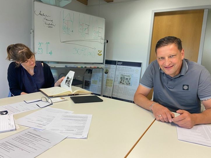 Jens Genschmar brachte das Gästebuch des „Zentralen Club der Jugend und der Sportler Martin Andersen Nexö“, der heutigen „scheune“, ins Stadtarchiv. Foto: J. Luttert