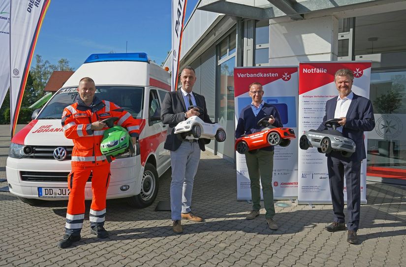 Christian Gaudig, Bereichsleiter Bevölkerungsschutz, Carsten Herde, Vorstandsmitglied Regionalverband Dresden, Denis Papperitz, Bereichsleiter Projektentwicklung von den Johannitern und Jan Wirthgen, Gesellschafter und Geschäftsführer Auto-Holding Dresden GmbH (v.l.n.r.).         Foto: Johanniter/D. Schulz