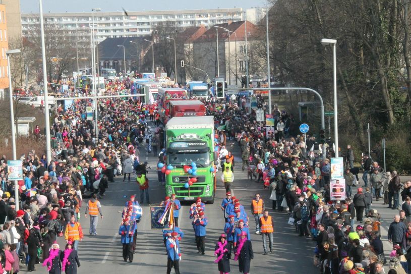 Start ist immer in Sandow. Im Umfeld des Zuges gibt es umfangreiche Straßensperrungen, die den Verkehr behindern. Foto: jho