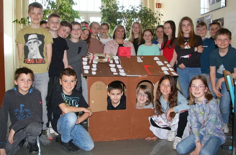 Die Schüler der 5b des Städtischen Gymnasiums Riesa haben gemeinsam mit ihrer Klassenlehrerin Christiane Pusch (M.) und mit Unterstützung der Kunstlehrerin Schmiedel ein Spielhaus gebaut.