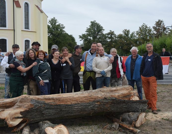 Künstler aus verschiedenen Ländern haben in einer Woche aus Linden und anderen Baumarten anregende und inspirierende Werke geschaffen. Fotos: DSK / Dany Dawid