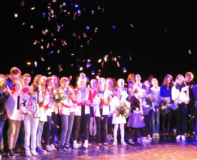 Die Preisträger der 20. Schüler-Kunst-Tage 2016 bei der Preisverleihung am 10.4.2016 in der Kammerbühne. Foto: Maria Tschanter