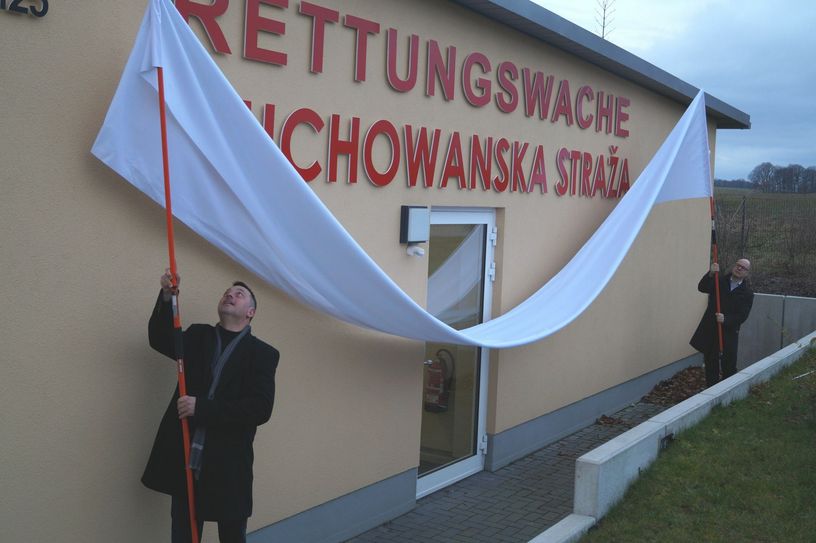 Der neue Schriftzug in deutsch-sorbischer Sprache soll an allen Fassaden der Rettungswachen in Bautzen angebracht werden. Foto: Landratsamt Bautzen