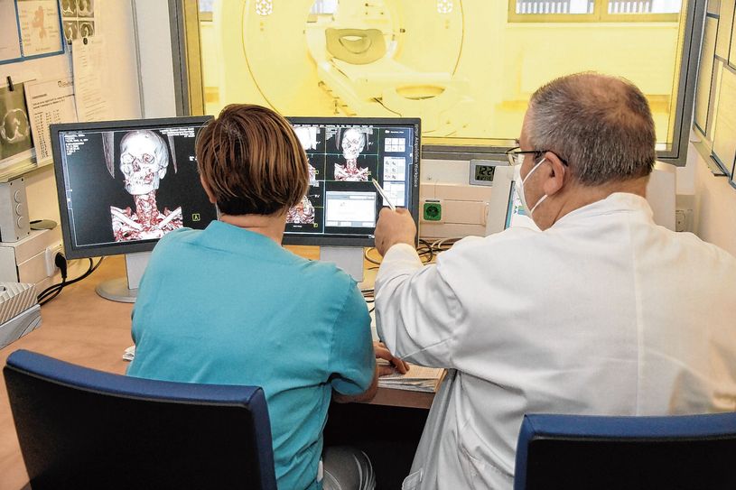 Chefarzt Dr. Matthias G. Schreiber und die Leitende MTRA Simone Berthold bei der Auswertung einer CT-Aufnahme.                       Foto: Lausitzer Seenland Klinikum