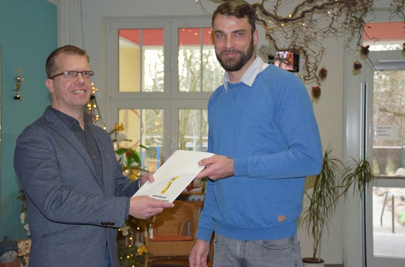 Felix Döhl vom ehemaligen Sportbund (r.) übergibt die Verantwortung für den Kitabetrieb an Ralph Beckert vom VdK Sachsen.
