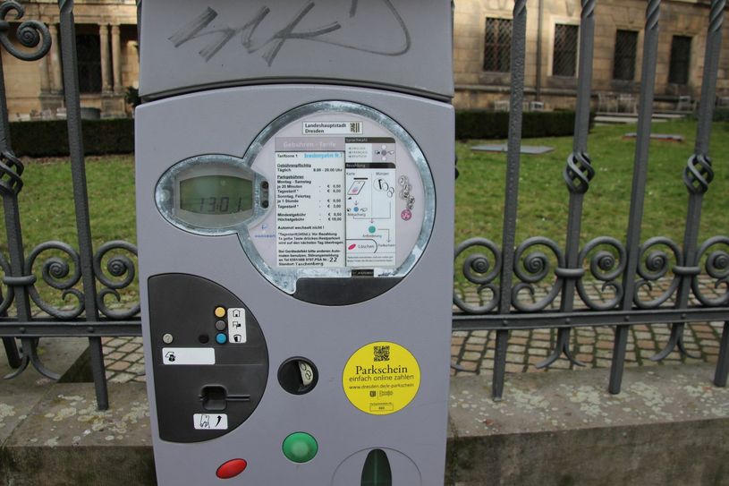 Der Gang zum Parkscheinautomaten und das Heraussuchen von Kleingeld gehört wohl bald der Vergangenheit an. Das "Handyparken", d.h. mobiles Zahlen per Handy, wird ausgebaut. Foto: Pönisch