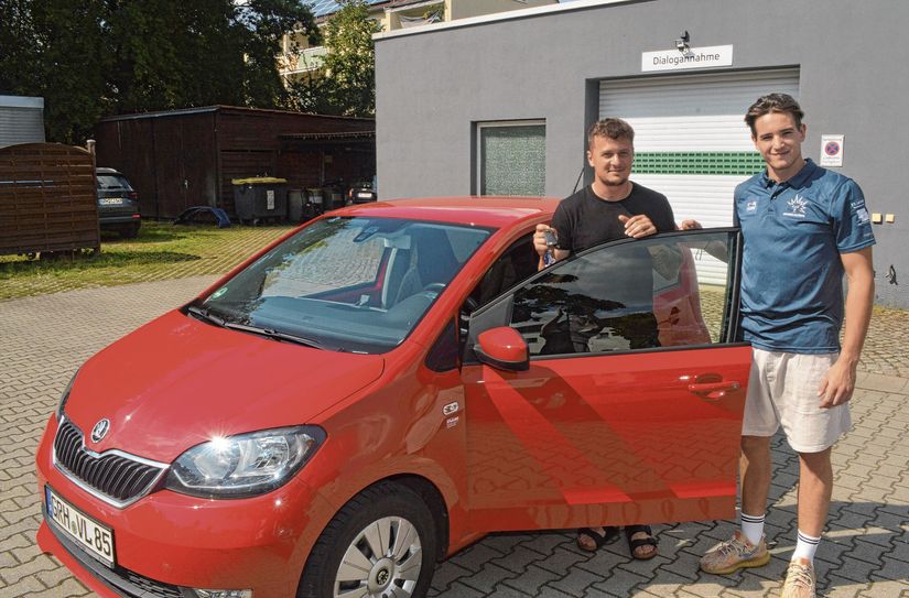 Zwei Eislöwen beim Autohaus Krause in Großenhain: Lukas Koziol (l.) und Stürmerkollege Adam Kiedewicz nehmen den Skoda Citygo Style in Empfang.