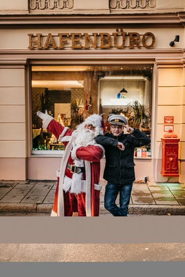Der Weihnachtsmann mit Kapitän Rocco Schmidt am Cottbuser Hafenbüro.