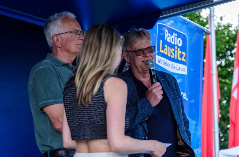 Hentschke Bau-Geschäftsführer Jörg Drews (r.) unterstützt Budissa bereits seit 2001.