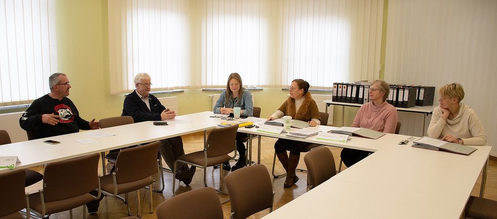 Der Kreiswahlausschuss des Wahlkreises 65 bestätigte unter Vorsitz von Kreiswahlleiterin Susann Kirst (3.v.r.) in öffentlicher Sitzung in Herzberg die Ergebnisse der Bundestagswahl 2025.