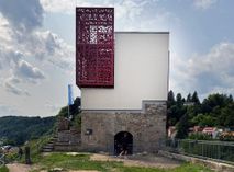 Man muss schon zweimal hinschauen und überlegen, um sich zu diesem neuen Burgturm in Wehlen eine Meinung zu bilden.