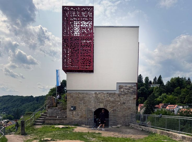 Man muss schon zweimal hinschauen und überlegen, um sich zu diesem neuen Burgturm in Wehlen eine Meinung zu bilden.