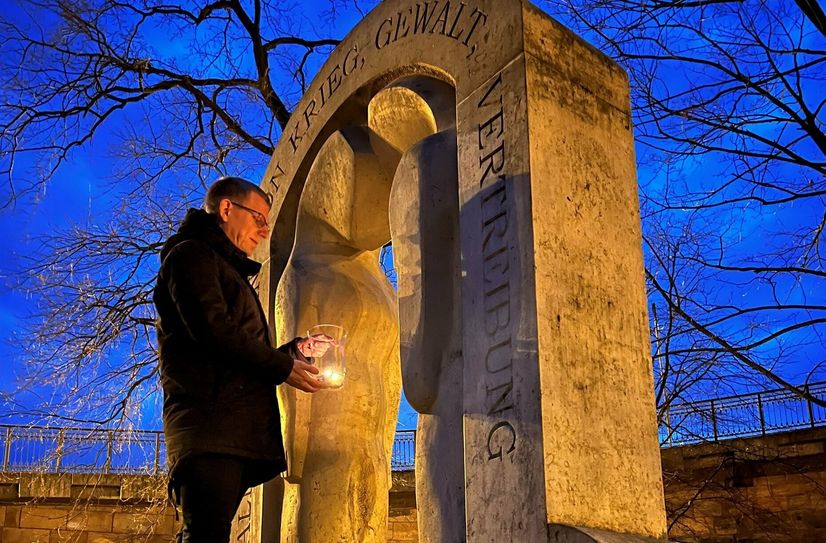 Bereits letztes Jahr entzündete Bürgermeister Markus Dreßler Kerzen am Denkmal für die Opfer von Krieg, Gewalt und Vertreibung.