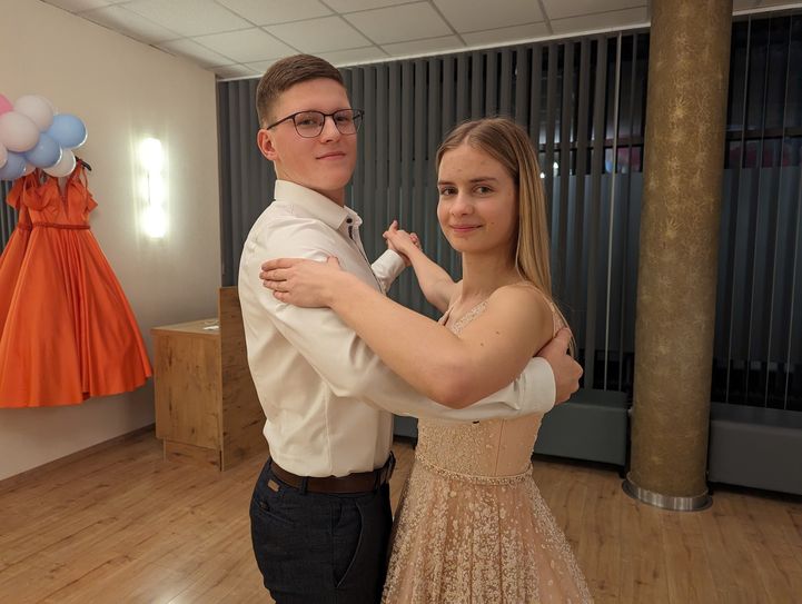 Clara und Valentin bei der Probe in der Tanzschule Scharfe.