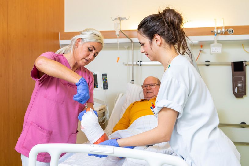 Wundmanagerin Daniela (l.) auf der Wundstation des Elbe-Elster Klinikums.  Foto: lausitzbilder.de