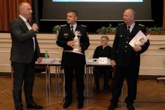 Auf gute Zusammenarbeit: Bürgermeister Mirko Buhr (li.), Stadtwehrführer Silvio Spiegel (Mitte) und sein Stellvertreter Peter Pertzsch (re.).