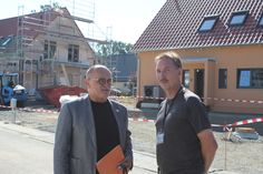 Oberbürgermeister Roland Dantz (l.) lässt sich vom Bauherrn André Zarse den Baufortschritt erklären.