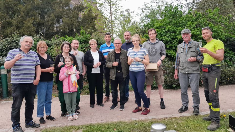 Hans-Joachim und Rosemarie Lankau, Mathias, Tina und Lara Bremerstein, Katrin Müller, Alexander Kahstein, Andreas Müller, Susanne Pönitzsch, Björn Wieczoreck, Hartmut Schlechte und Initiator Uwe Gebhardt waren die ersten, die sich der Sache annahmen. Inzwischen sind weitere Mitstreiter dazugekommen.