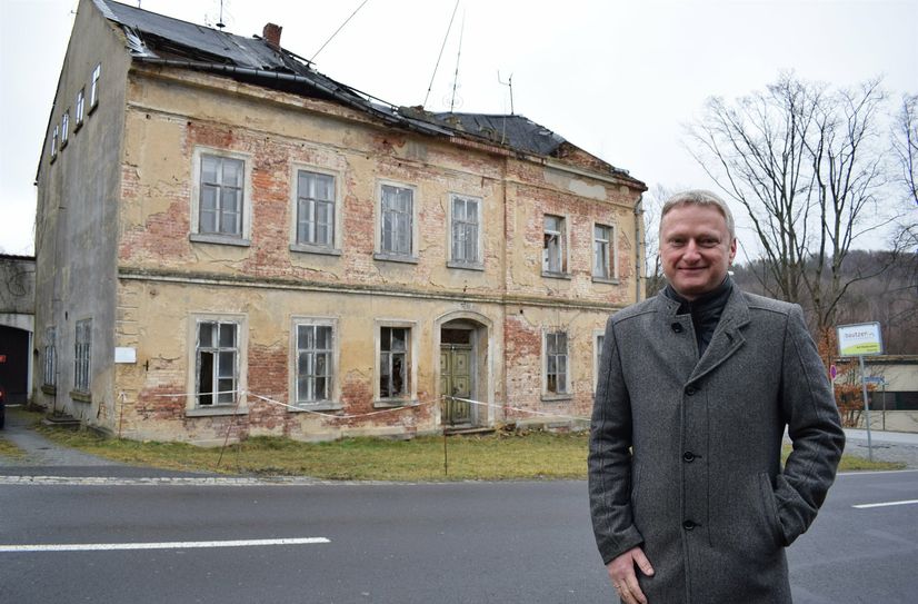 Bürgermeister Hagen Israel steht vor der ehemaligen "Grenzschänke", die an der Schluckenauer Straße in Richtung Tschechei zu finden ist. Das Gebäude wird bald abgerissen.